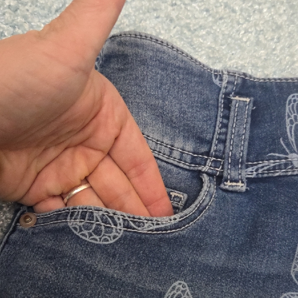 No Boundaries Butterfly Jean Shorts - Picture 6 of 7